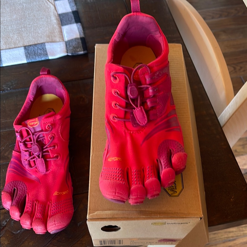 Vibram FiveFingers pink Toe Shoes, size 40 NIB
